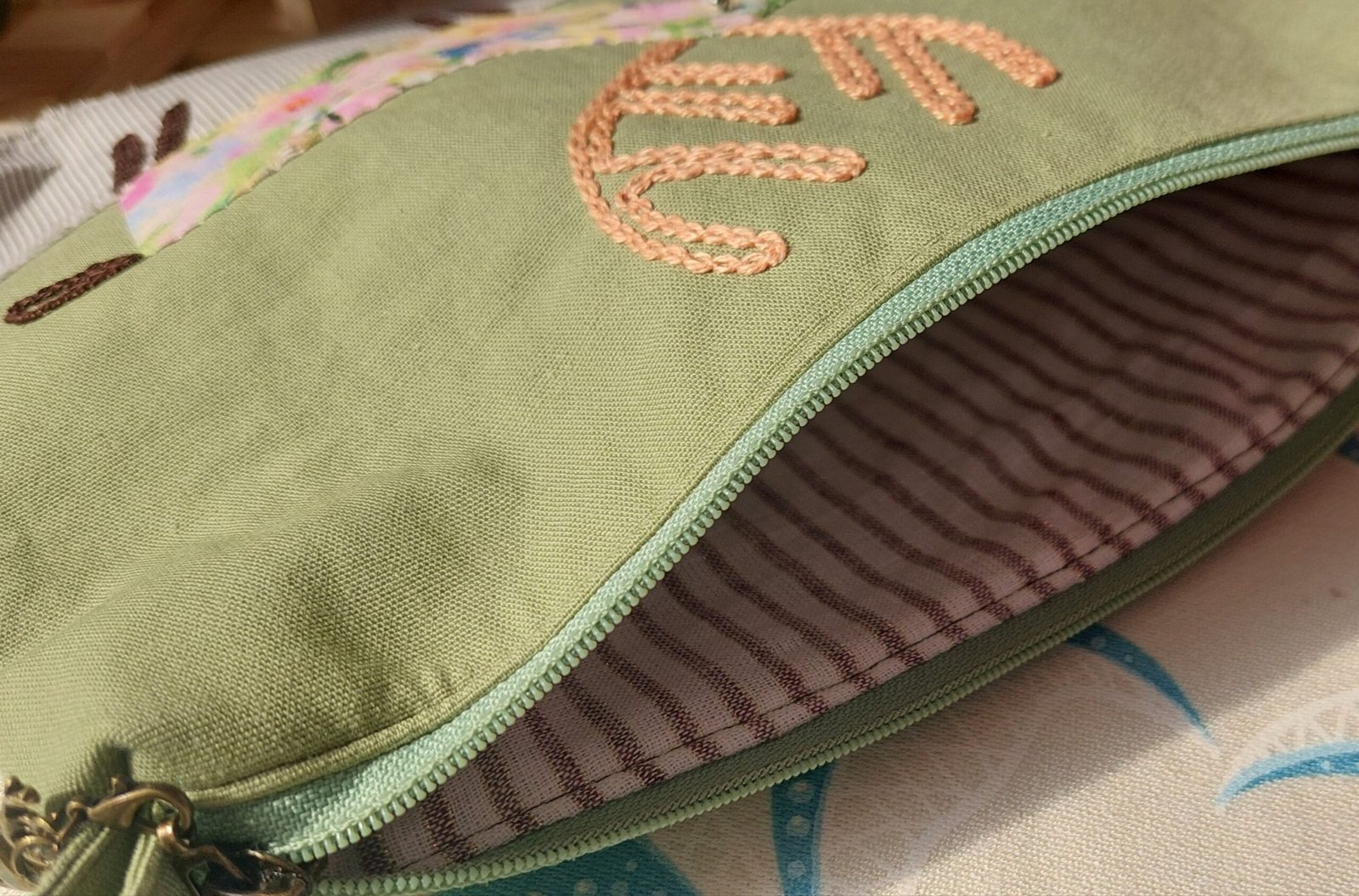 Neceser Verde Menta Artesanal - Bordado Ciervo de Fontán (Boiro) - Imagen 2