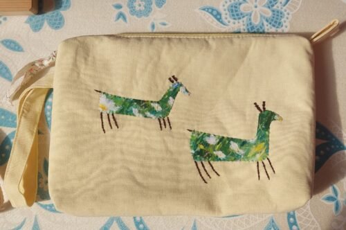 Neceser Artesanal Amarillo - Bordado Petroglifo Cabras de Ribeira