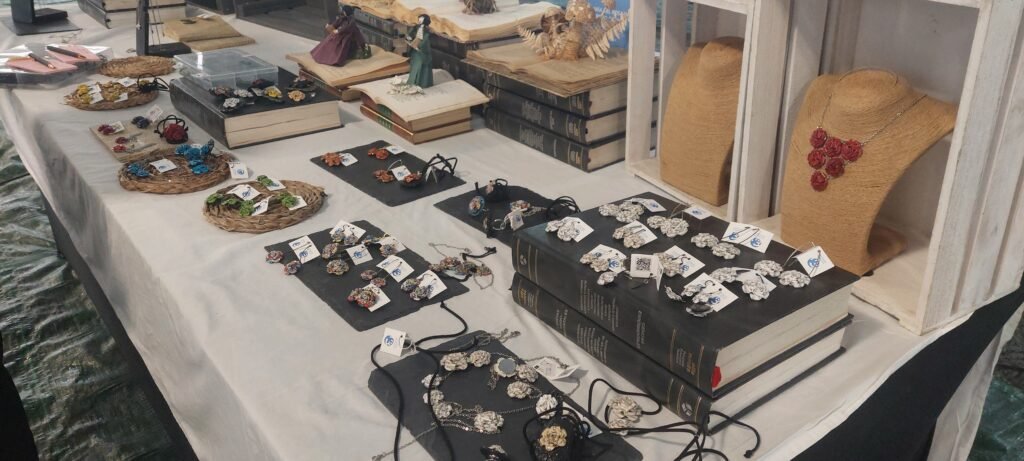 Puesto de bisutería hecha con papel de libros