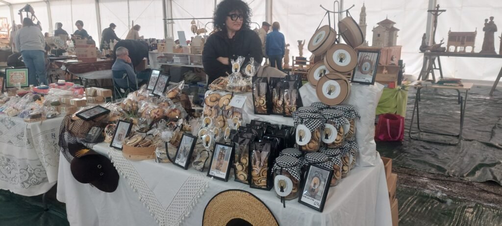 Puesto de galletas con forma de sombrero de gallega