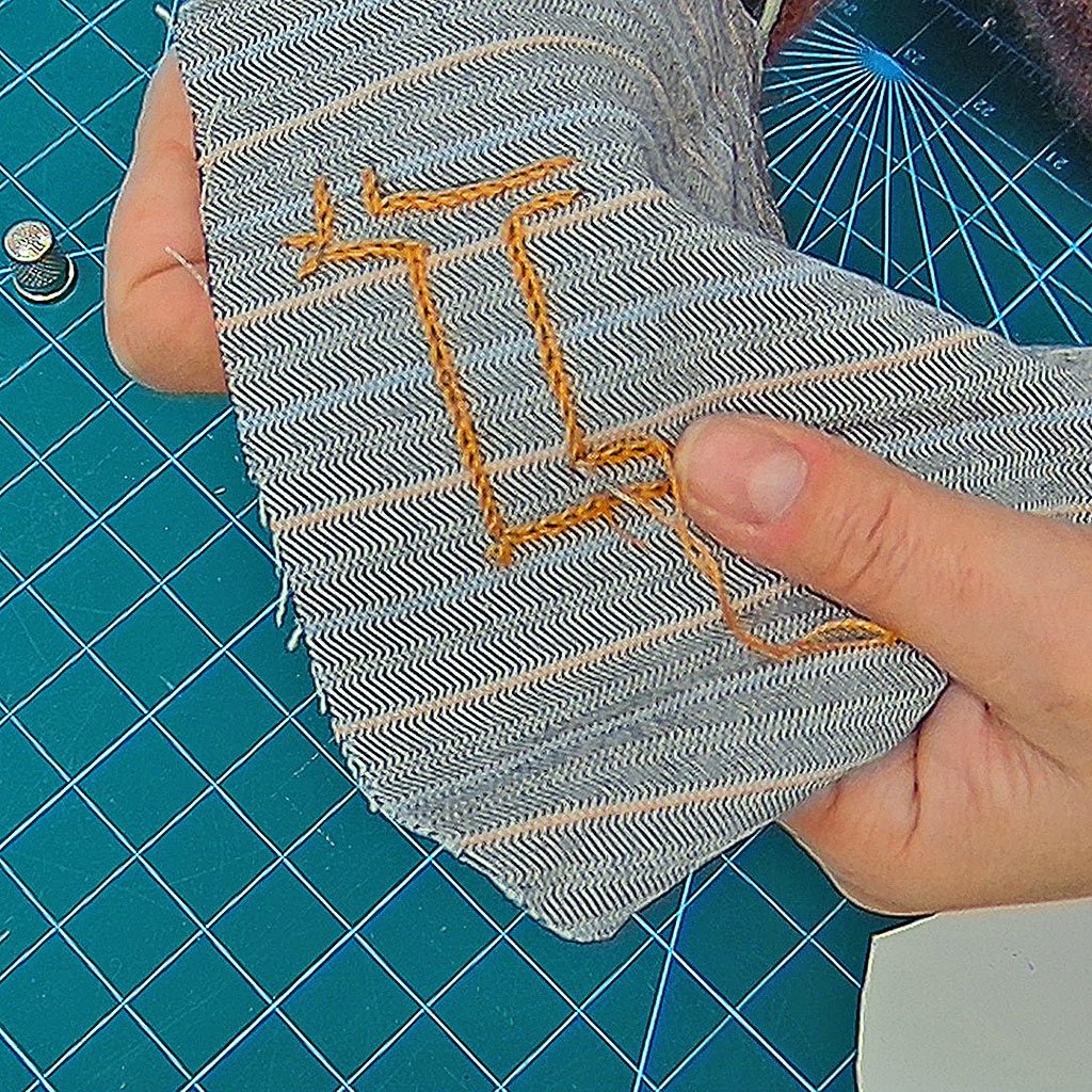 Bordado de un ciervo en un estuche