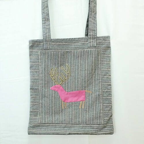 Bolsa tote bag hecha mano bordada con un petroglifo inspirado en el ciervo de Fontán de Boiro