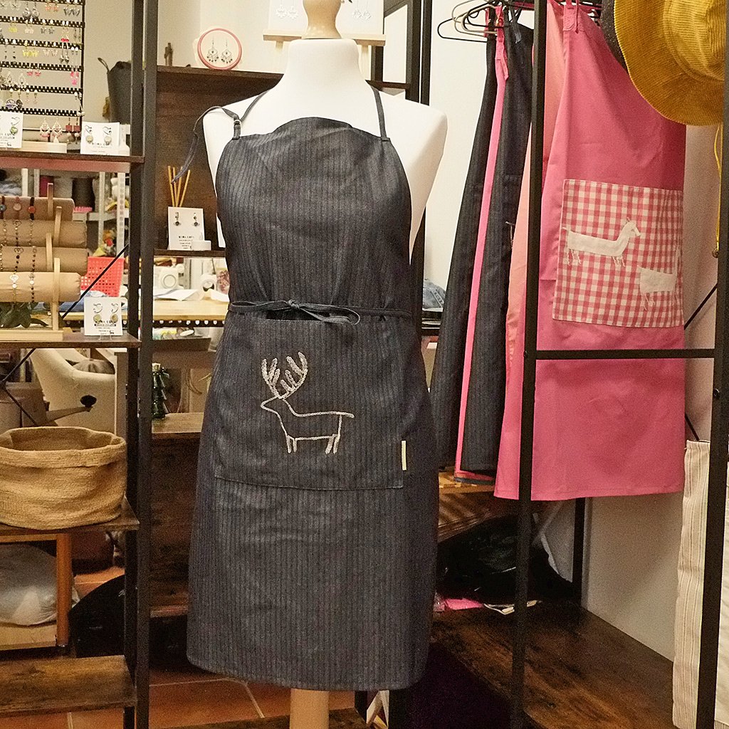 Delantal denim con un bordado inspirado en el petroglifo de Fontán, Boiro