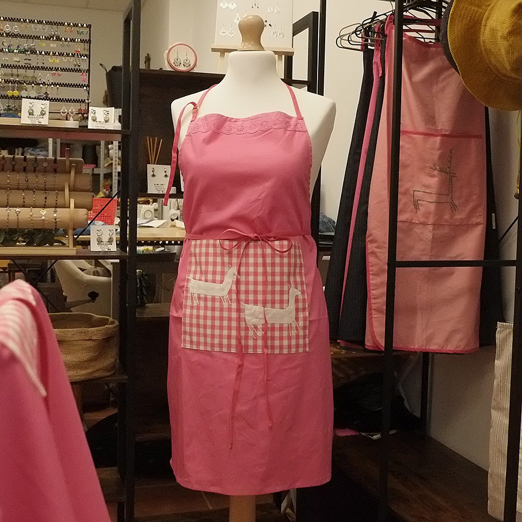 Delantal decorado con un petroglifo inspirado en A Pedra das Cabras de Riveira