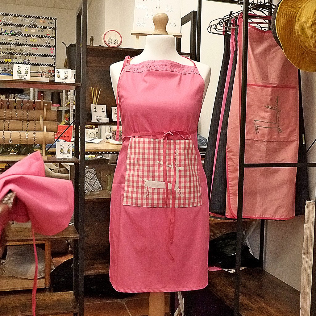 Delantal petro pop con ciervo inspirado en el petroglifo de Os Mouchos de Rianxo