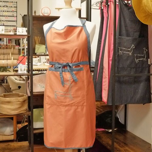 Delantal con un bordado inspirado en el petroglifo de Os Mouchos de Rianxo