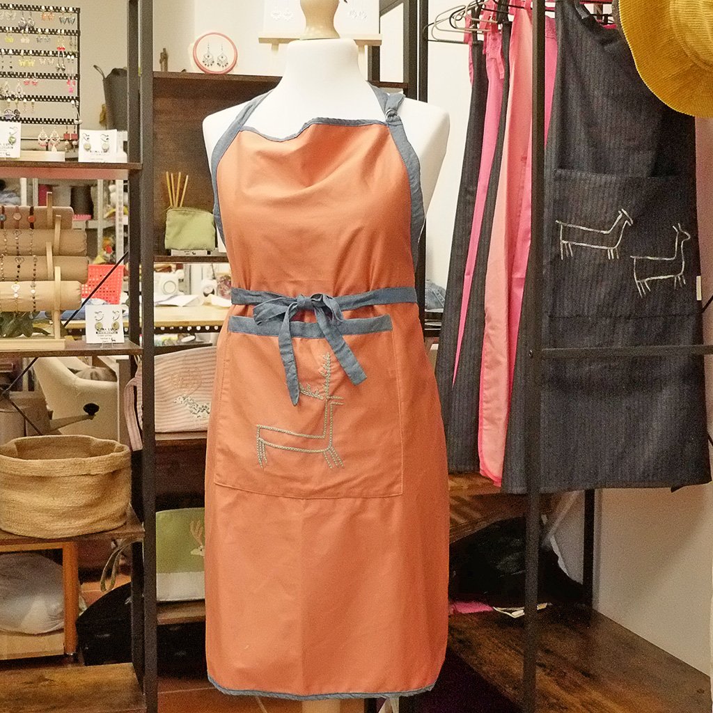 Delantal con un bordado inspirado en el petroglifo de Os Mouchos de Rianxo