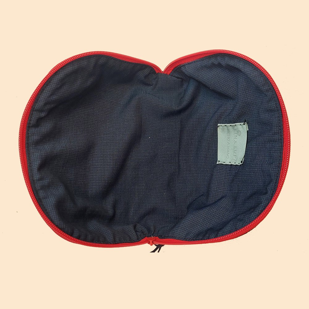 Neceser negro con ciervo bordado rojo estilo petropop - interior