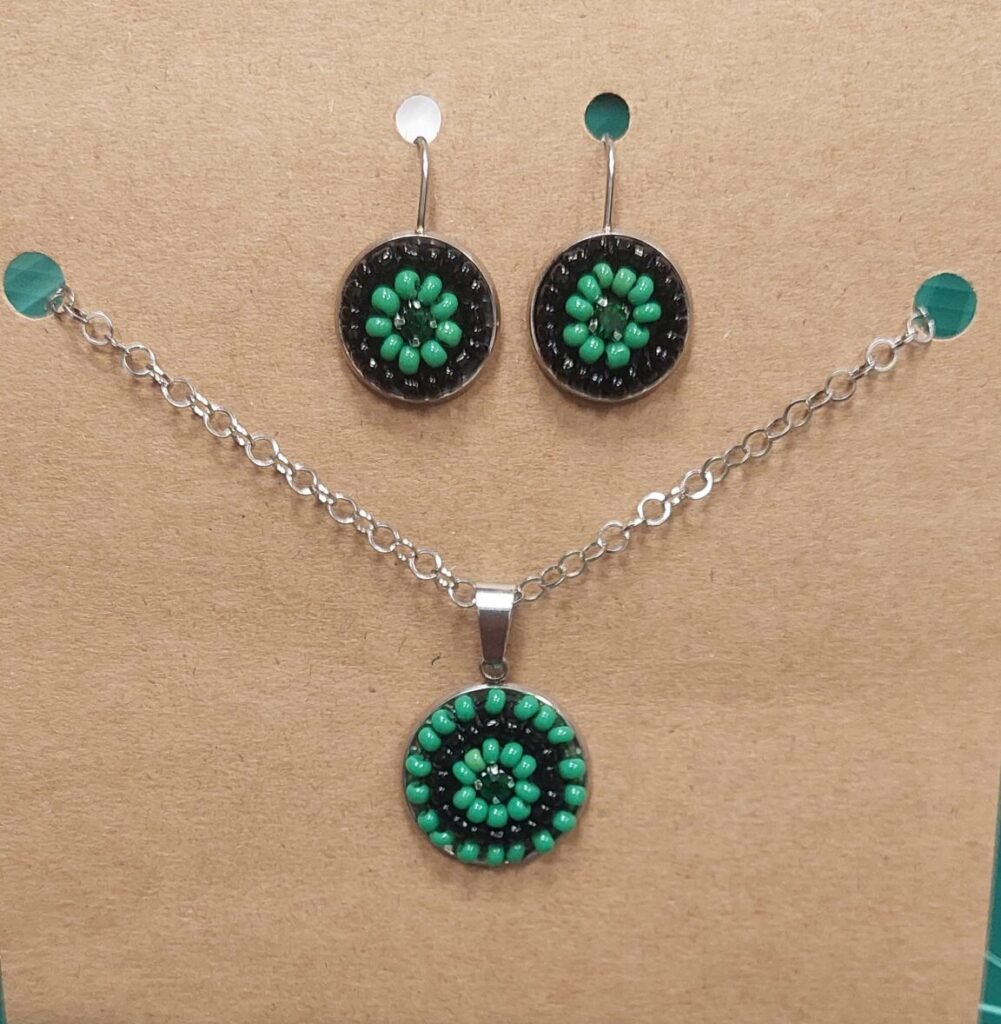 Collar y pendientes de rocalla verde y negra colección O Picouto