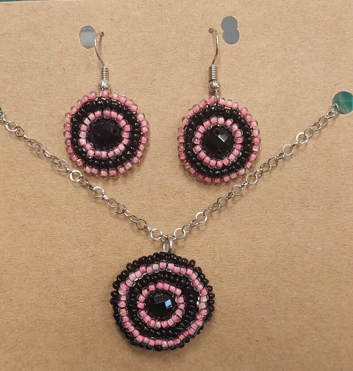 Collar y pendientes de rocalla rosa y negra colección O Picouto