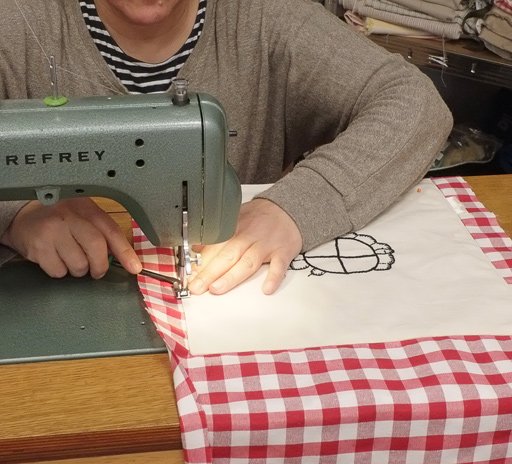 Coser a máquina una bolsa con un petroglifo bordado