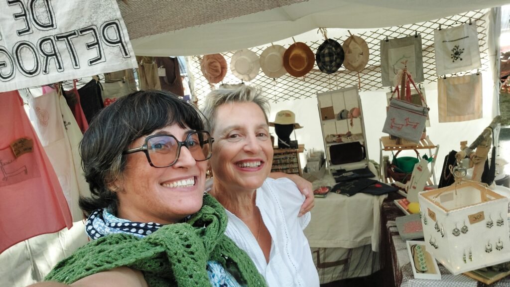 mi madre y yo bajo la carpa estilo marinero en una feria de temática marinera de principios del Siglo XX